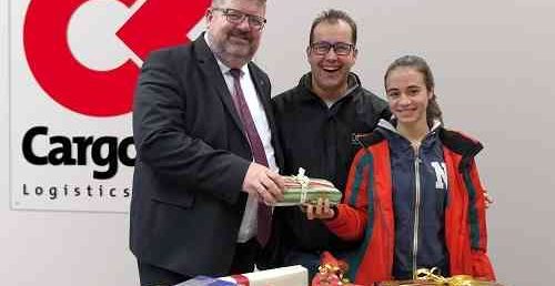CargoLine-Geschäftsführer Jörn Peter Struck übergibt Daniel Schröder und einem seiner ARCHE-Schützlinge Weihnachtsgeschenke für Kinder der Frankfurter ARCHE. Weihnachten für bedürftige Kinder, Armut in Frankfurt, Spendenaktion, Wunschzettelaktion