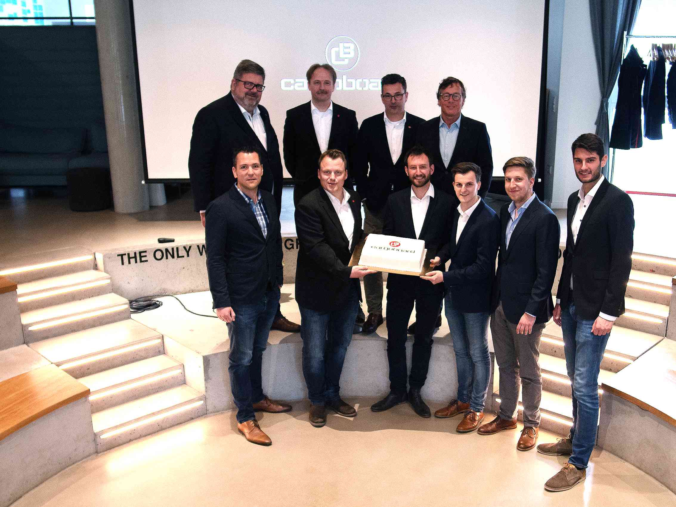 Cargoboard Steering Committee mit Kuchen Cargoboard ist eine digitale Spedition zur unkomplizierten Onlinebuchung von Transporten mit CargoLine