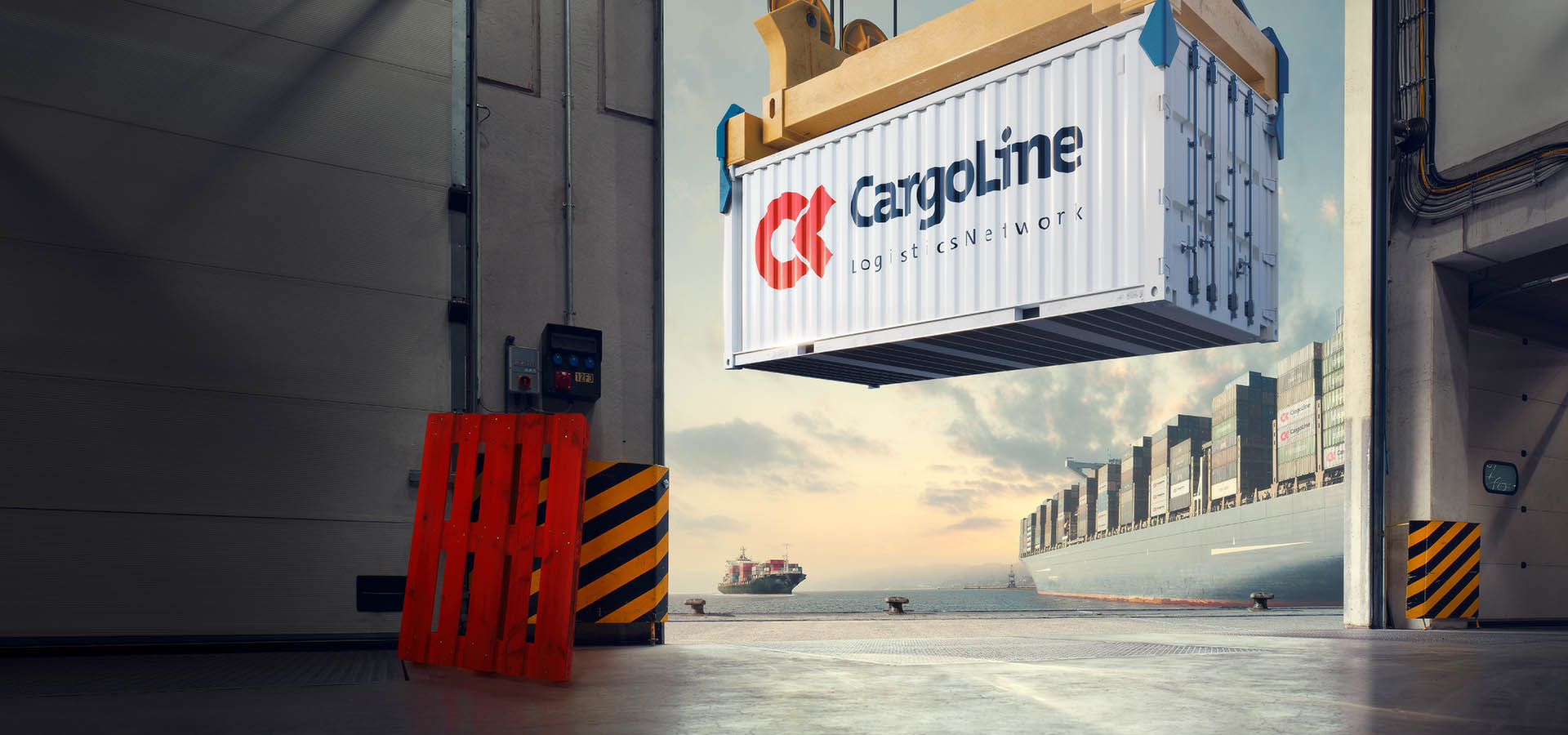 CargoLine Seefracht-Container wird mit einem Kran angehoben. Im Vordergrund steht die rote Palette.