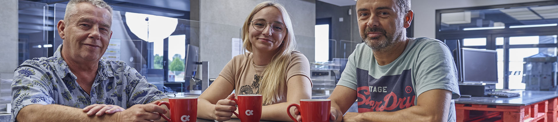 Glückliche Mitarbeiter, die CargoLine Kaffee trinken